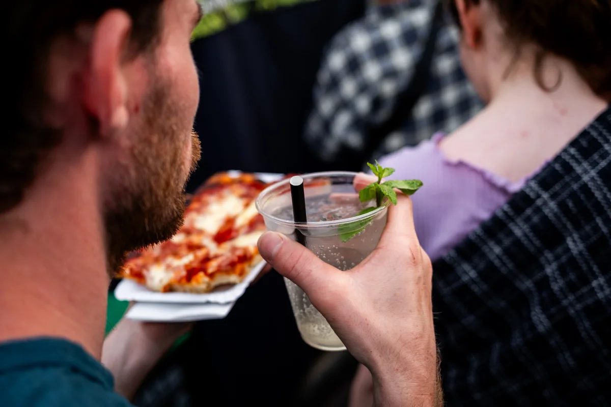 … sie kommen vorwiegend, um die kulinarische Vielfältigkeit zu geniessen. Impressionen vom Freitagabend des Stadtfest Wetzikon 2024